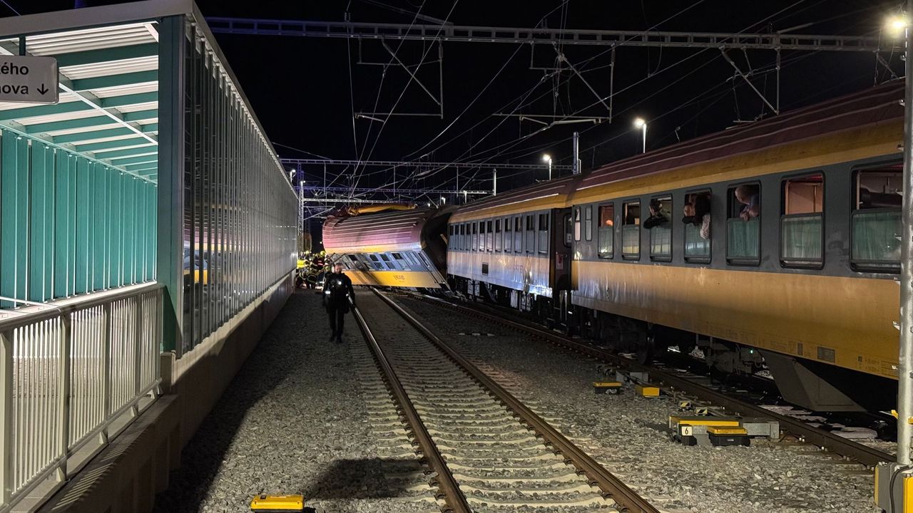 V Pardubicích se srazily osobní s nákladní vlak, dva mrtví a desítky zraněných