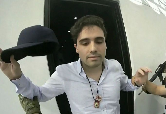 Záběr z videa ukazuje drogového magnáta Ovidia Guzmána Lópeze zadrženého v mexickém Culiacánu 17. října 2019.