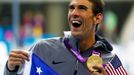 Americký plavec Michael Phelps slaví zlatou medaili za štafetu 4x200 metrů volným stylem na OH 2012 v Londýně.