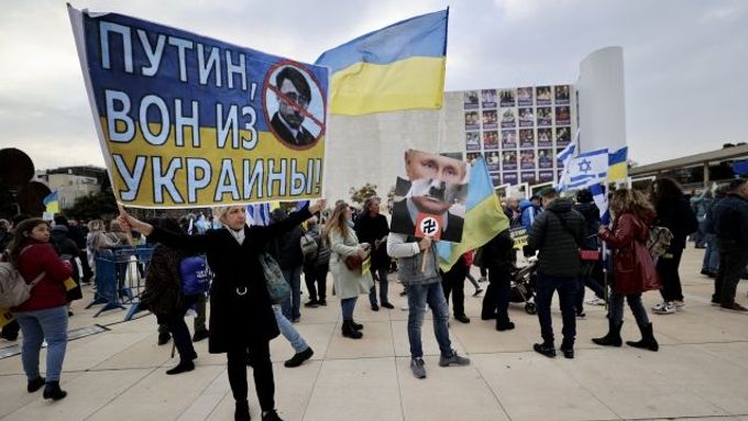 Pryč s Putlerem. Izraelci vyjadřují solidaritu Ukrajině během online projevu Volodymyra Zelenského ke Knesetu. Tel Aviv, 20. března 2022.