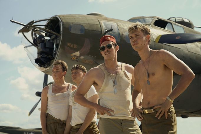 Vpravo jsou Callum Turner v roli Johna Egana a Austin Butler jako Gale Cleven.
