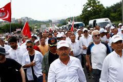 Desetitisíce lidí se v Turecku přidaly k opozičnímu protestnímu pochodu za spravedlnost