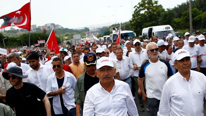 Do Istanbulu dorazilo v pochodu před 50 tisíc lidí.