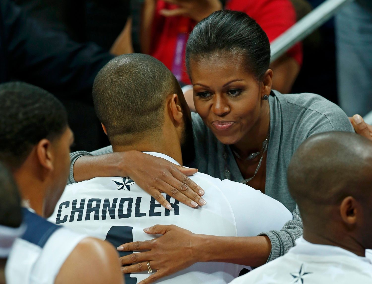 Americká první dáma Michelle Obamová se zdraví s Tysonem Chandlerem z Dream Teamu v utkání základní skupiny A s Francií na OH 2012 v Londýně.