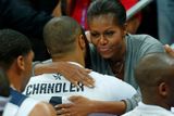 Americká první dáma Michelle Obamová se zdraví s Tysonem Chandlerem.