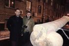 Bojovníkům proti Kremlu dali vandalové na auto obří penis