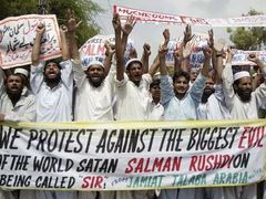 Naposledy na sebe pákistánští islamisté upozornili, když protestovali proti rozhodnutí britské královny přidělit šlechtický titul spisovateli Salmanu Rushdiemu