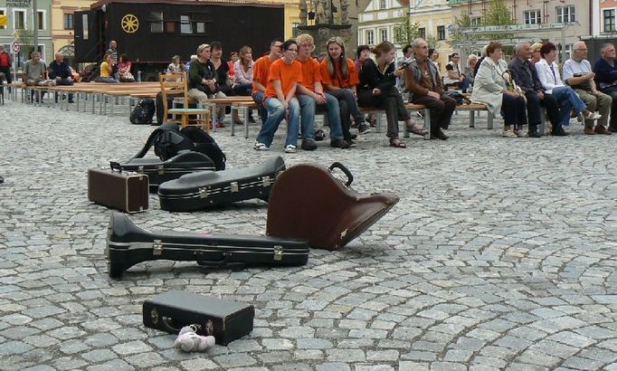 "První letní podvečer 2011 v Havlíčkově Brodě přivítali mladí muzikanti a jejich příznivci na novotou vonícím Havlíčkově náměstí a zahájili tak i první kulturní sezónu už dva dny před skutečným uvedením rekonstruovaného náměstí do provozu," napsala nám do redakce Světlana Pátková.