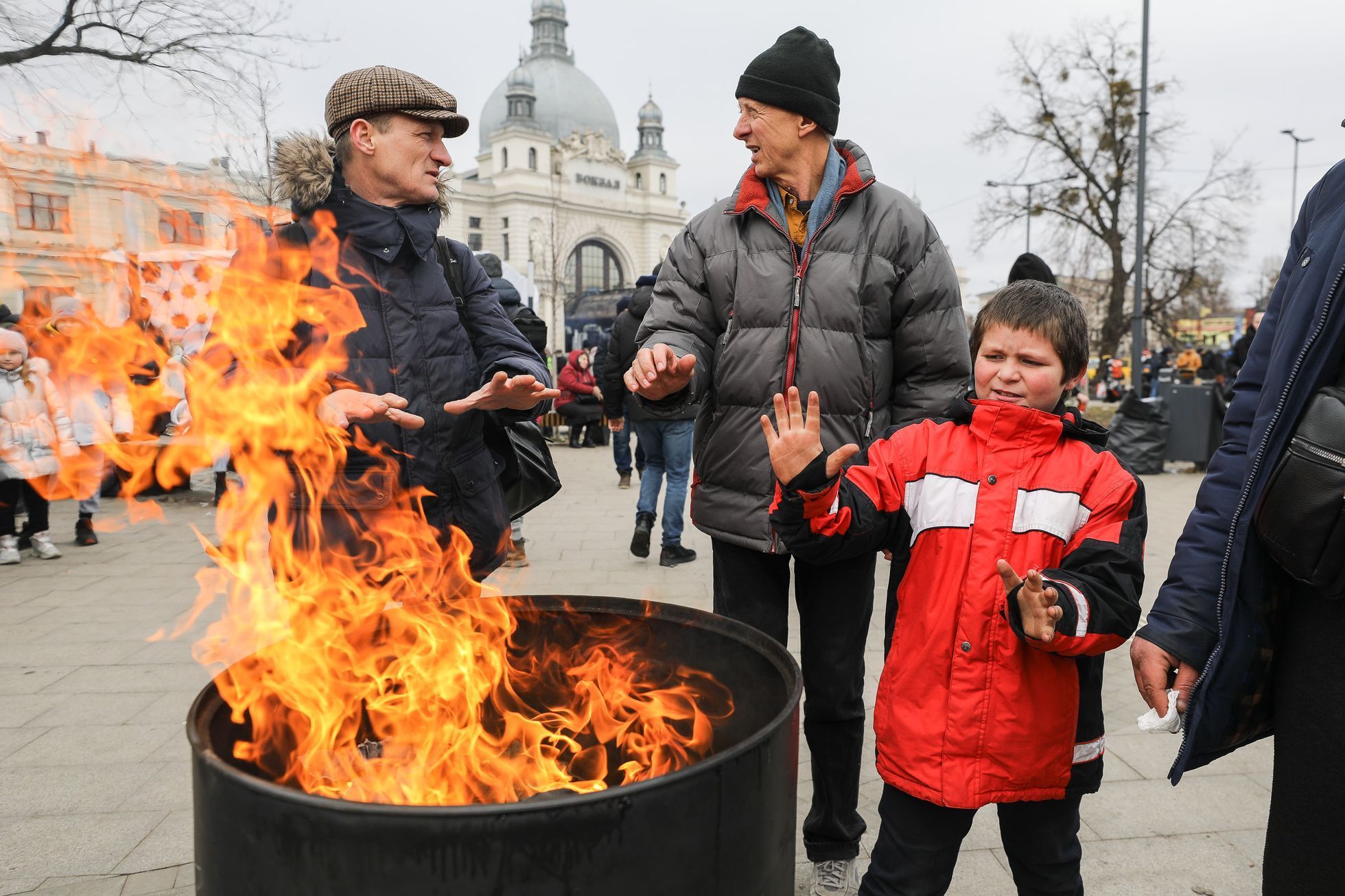Válka na Ukrajině - nádraží Lvov, uprchlíci, děti, ukrajinci, humanitární krize