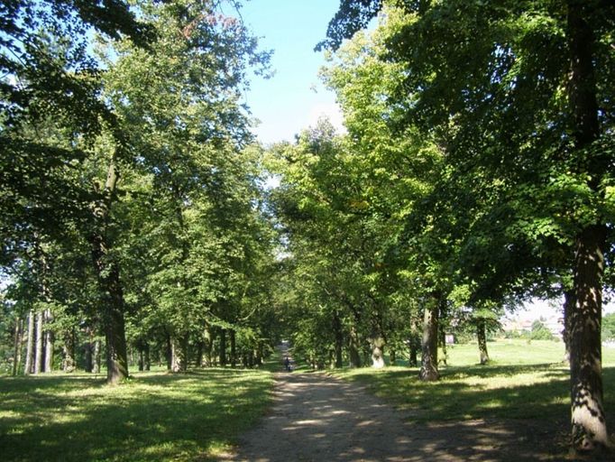 Na Hrádku v Třebíči (Kraj Vysočina) . Hrádek má charakter městského parku, založeného jako Masarykovy sady kolem roku 1926, oblíbeného výletního místa návštěvníků Třebíče i oblíbeného oddychového místa Třebíčanů. Důvodem oblíbenosti je krásný výhled na velkou část města Třebíče, mimo jiné též na třebíčskou židovskou čtvrť, zapsanou v seznamu UNESCO. Název místa se odvozuje od zříceniny středověké bašty v jihovýchodní části Hrádku.