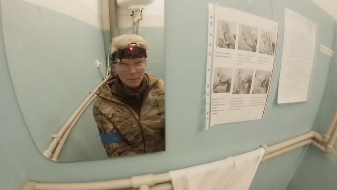 Ukrajinská zdravotnice Julija Pajevská natáčela od prvního dne invaze válečné dění v obsazeném Mariupolu.