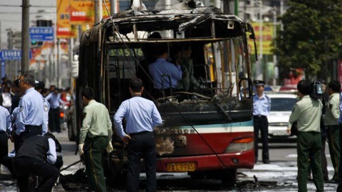 V hořícím autobuse zemřeli tři lidé.