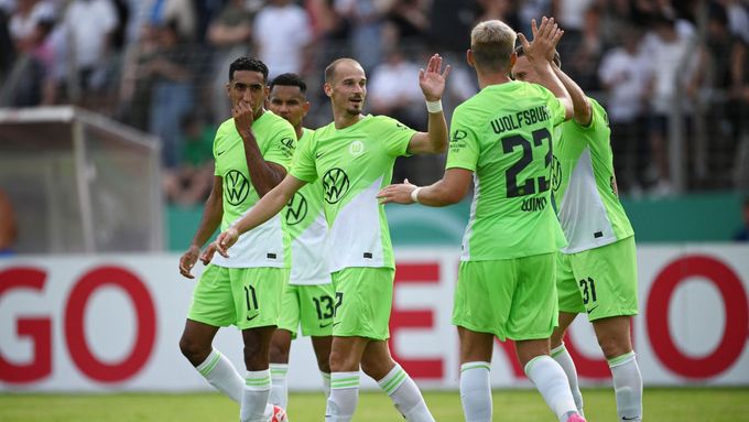Václav Černý se spoluhráči oslavují gól Wolfsburgu.