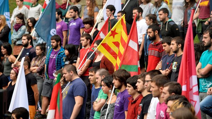 Baskičtí separatisté podporující referendum na shromáždění v Mondragon.