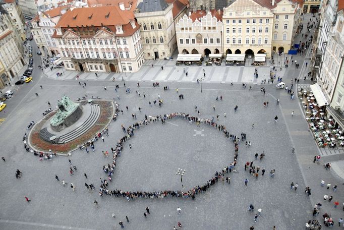 Kolem dvou set skautů a skautek se v Praze na Staroměstském náměstí spojilo v Gillwelský kruh a oslavilo tak společně skautských 100 let.