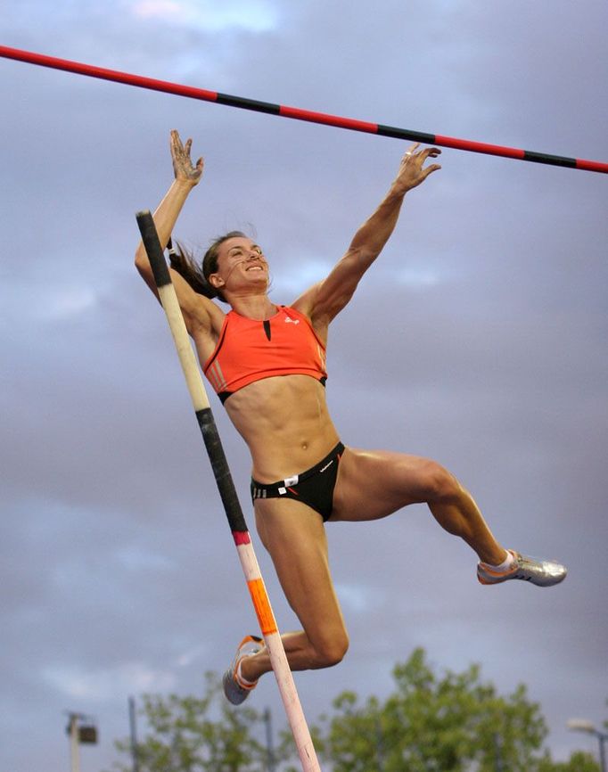 Hlavní hvězdě mítinku se v Ostravě nedařilo. Jelena Isinbajevová z Ruska si na poslední pokus nechala nastavit laťku do výšky 4 metry 90 centimetrů. Neuspěla.