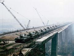 V listopadu 1970 se uskutečnily statické zatěžkávací zkoušky hrubé stavby mostu za pomoci 66 tanků z rakovnického tankového pluku.