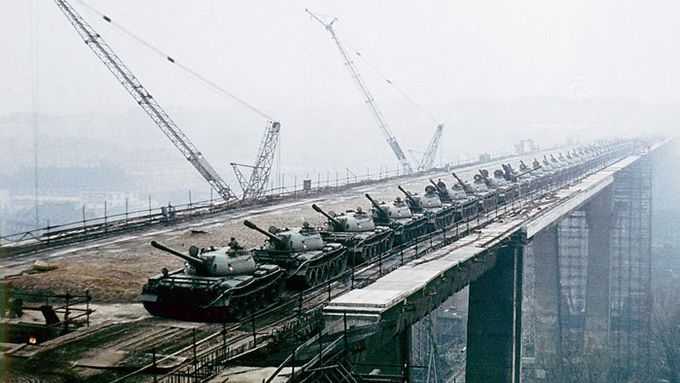 Tanks testing the bridge's load capacity in 1970