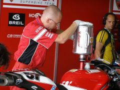 Tankování paliva u týmu Ducati.