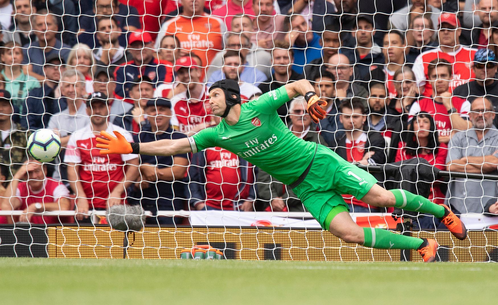 Brankář Arsenalu Petr Čech inkasuje gól v zápase s Manchesterem City.