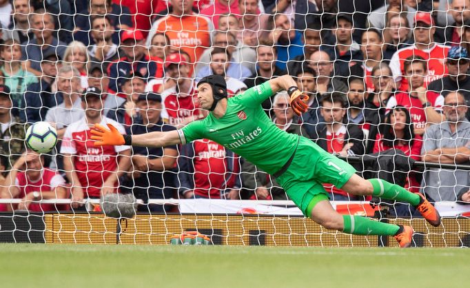 Brankář Arsenalu Petr Čech inkasuje gól v zápase s Manchesterem City..