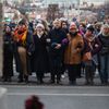 Střelba na Filozofické fakultě UK - pieta - obejmutí školy, zpěv, zármutek, studenti