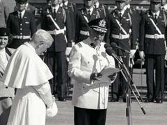 Jan Pavel II. a Augusto Pinochet. Přestože v mnoha zemích Latinské Ameriky se katoličtí kněží zapojili do boje proti pravicovým diktaturám, Vatikán si teologii osvobození, vnímanou často jako jako katolický socialismus, za jeho éry raději držel od těla