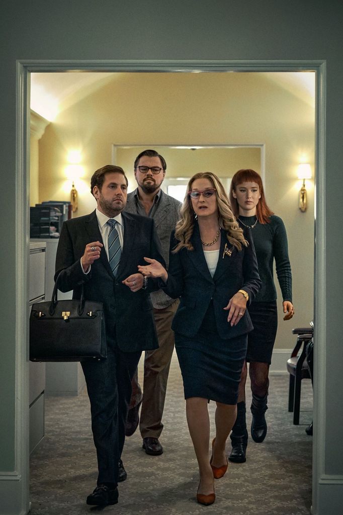 Jonah Hill jako Jason, Leonardo DiCaprio coby doktor Randall Mindy, Meryl Streepová v roli americké prezidentky a Jennifer Lawrenceová jako Kate Dibiasky.