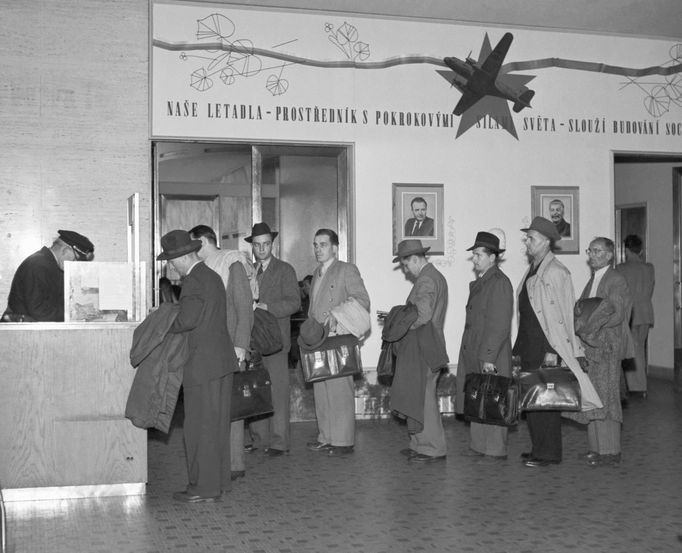 ČSA, Československé státní aerolinie, letiště Ruzyně - rok 1953. Odbavování cestujících na vnitrostátních linkách.