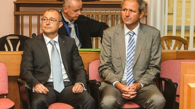 Martin Barták a Michal Smrž u soudu.