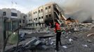 A Palestinian firefighter tries to extinguish a fire after an Israeli air strike on the building of Hamas ministry of interior in Gaza City November 16, 2012. Egypt's prime minister prepared to visit the Gaza Strip on Friday in an unprecedented display of solidarity with Hamas militants embroiled in a new escalation of conflict with Israel that risks spiralling into all-out war. REUTERS/Mohammed Salem (GAZA - Tags: CIVIL UNREST MILITARY POLITICS) Published: Lis. 16, 2012, 6:02 dop.