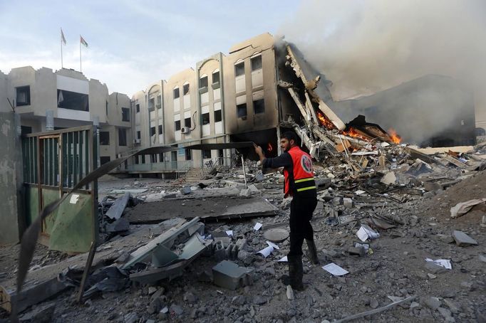 A Palestinian firefighter tries to extinguish a fire after an Israeli air strike on the building of Hamas ministry of interior in Gaza City November 16, 2012. Egypt's prime minister prepared to visit the Gaza Strip on Friday in an unprecedented display of solidarity with Hamas militants embroiled in a new escalation of conflict with Israel that risks spiralling into all-out war. REUTERS/Mohammed Salem (GAZA - Tags: CIVIL UNREST MILITARY POLITICS) Published: Lis. 16, 2012, 6:02 dop.