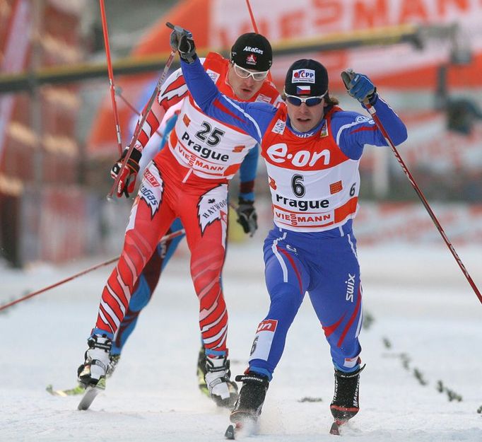 Pražská lyže 2009: Aleš Razým (Česko) padá do cílové pásky. V cílové rovince zabojoval, ale na postup do finále to nestačilo. Razým nakonec skončil na třináctém, prvním nepostupovém místě.