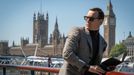 Michael Fassbender jako špion George Woodhouse v Londýně.