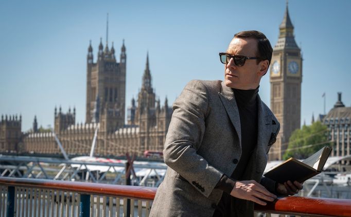 Michael Fassbender jako špion George Woodhouse v Londýně.