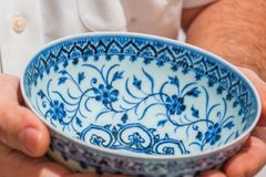 Z porcelánové misky koupené v garážovém prodeji se vyklubal hodnotný čínský artefakt