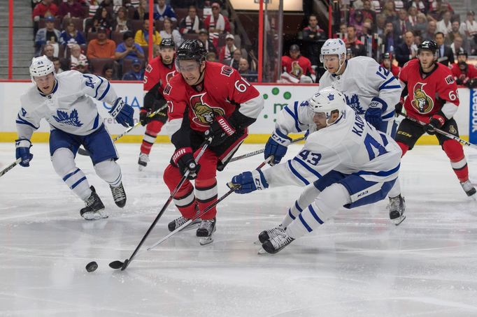 Mark Stone a Nazem Kadri bojují o puk