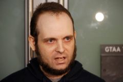 Kanaďana roky věznil Tálibán. Krátce po vysvobození ho zatkla policie, viní ho i ze sexuálních útoků