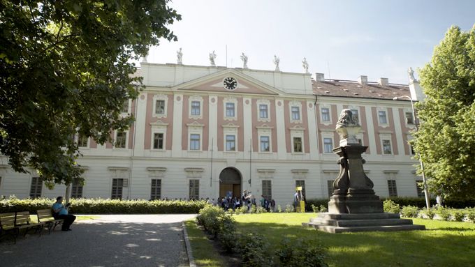 Impozantní barokní stavba na pražském Karlíně měla sloužit válečným invalidům, inspirována byla francouzskou Invalidovnou.