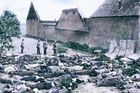 10. června 1942 bylo přímo v Lidicích popraveno 173 mužů starších 15 let. Kolorovaný snímek.