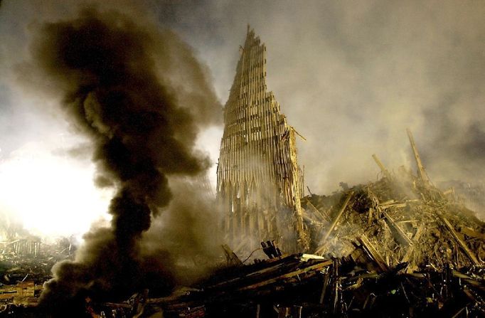 Týden po útocích - 17. září - pohled na oblak kouře na Ground Zero a část nezřícené zdi WTC.