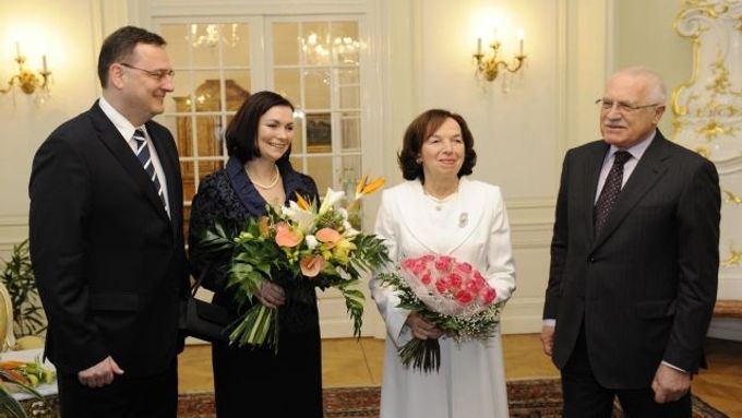 Prezident Václav Klaus (vpravo) s manželkou Livií přivítal 3. ledna na obědě v Lánech předsedu vlády Petra Nečase a jeho manželku Radku.