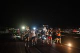 Na zaplněném třineckém stadionu začali v pátek 1. září ve 21:45 zahřívacím kolečkem na atletické dráze a pak se vydali na trasu dlouhou 101 kilometrů.