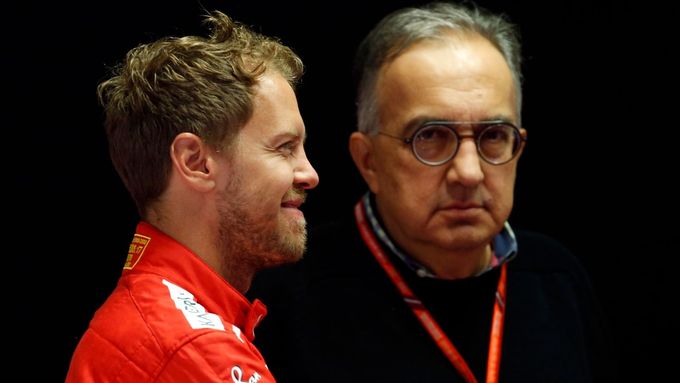 Sebastian Vettel a Sergio Marchionne v boxech Ferrari v Monze.