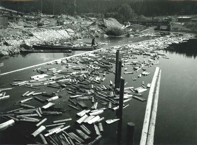 Fotografie ukazuje výstavbu vodní nádrže a elektrárny Lipno, významného díla z roku 1959, které dodává energii a poskytuje rekreační možnosti.