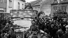 Řevnice, 6. května 1945. Příjezd kolony nákladních automobilů s příslušníky 1. pěšího pluku ROA na náměstí Victoria (dnes Krále Jiřího z Poděbrad).