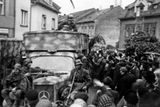 Řevnice, 6. května 1945. Příjezd kolony nákladních automobilů s příslušníky 1. pěšího pluku ROA na náměstí Victoria (dnes Krále Jiřího z Poděbrad).