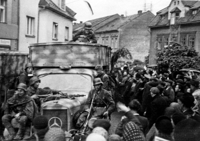 Řevnice, 6. května 1945. Příjezd kolony nákladních automobilů s příslušníky 1. pěšího pluku ROA na náměstí Victoria (dnes Krále Jiřího z Poděbrad).