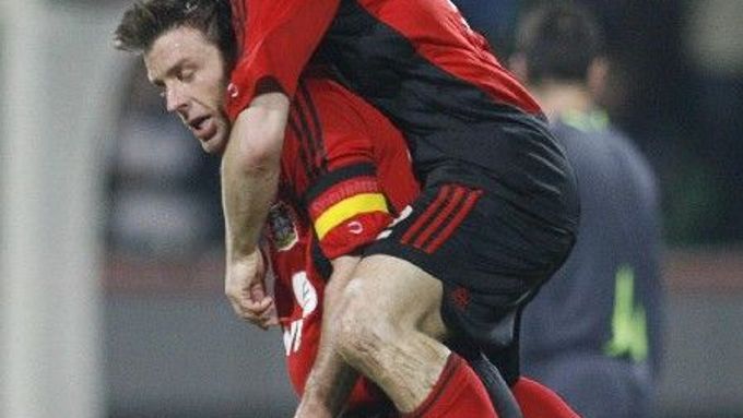Takhle loni slavil Andrej Voronin gól Leverkusenu spolu s Berndem Schneiderem. Voronin už hraje v Anglii