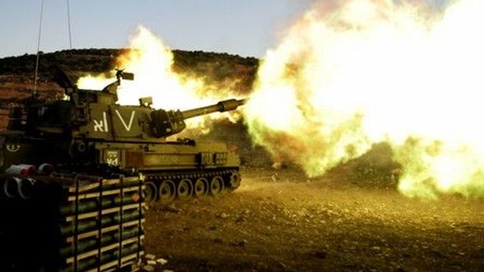 Izraelský tank z přední linie ve Fausta pálí na cíle v jižním Libanonu